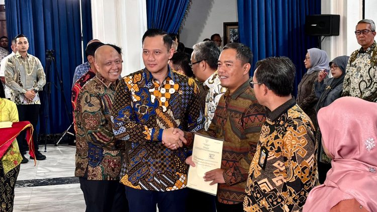 Menteri AHY Serahkan 136 Sertipikat Tanah Elektronik, Gedung Sate dan Lapangan Gasibu Kini Lebih Berkepastian Hukum. (Foto : ist)