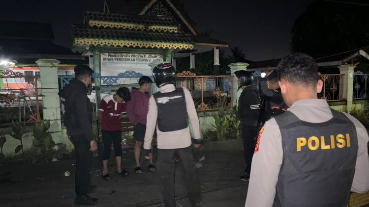 Beri Rasa Aman, Tim Serigala Kota Patroli Sambang Pemukiman Warga Kota Jambi. (Foto : ist)