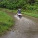 3 Tahun Warga Desa Santur - Talago Gunung Lintasi Jalan Tergenang Air Parah. (Foto : ist)