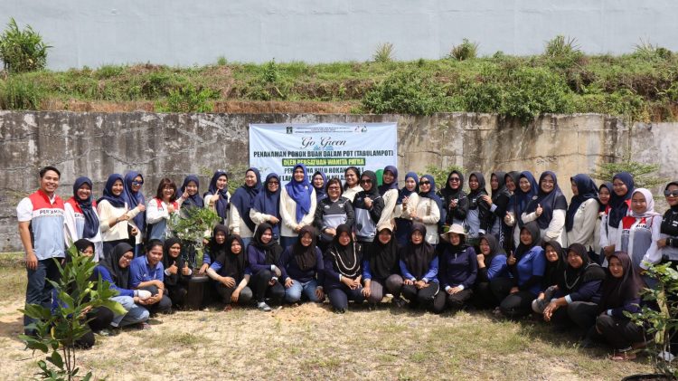 Kunjungi Lapas Perempuan Jambi, Persatuan Wanita Patra Zona 1 Serahkan Bantuan Tanaman Buah dalam Pot. (Foto : ist)