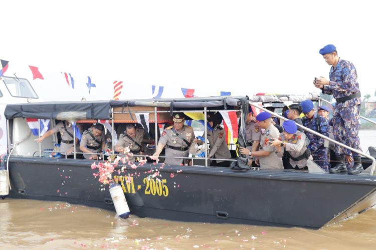 Peringati Hari Bhayangkara, Wakapolda Jambi Tabur Bunga di Sungai Batanghari. (Foto : ist)