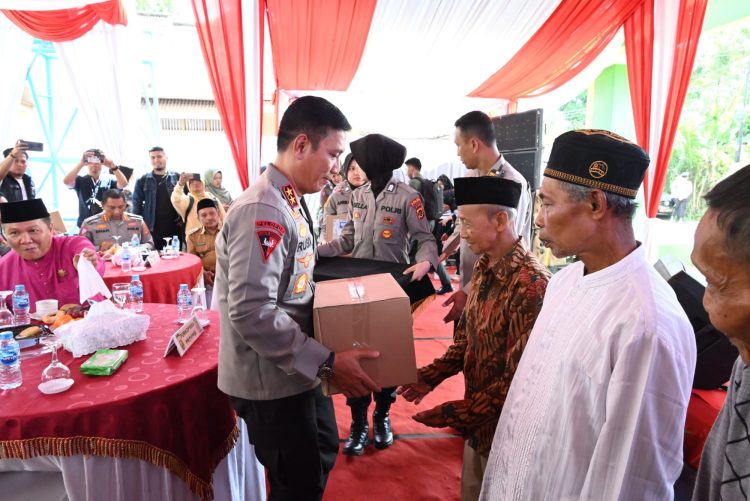 Penyerahan Sumur Bor Air Bersih, Baksos dan Bansos Oleh Kapolda Jambi. (Foto : ist)