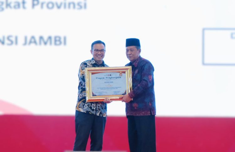 Wagub Sani Terima Penghargaan Jambi Terbaik 1 GDPK Award Tingkat Nasional 2024. (Foto : ist)