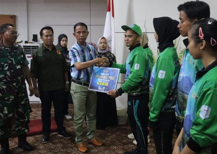 Pemkab Merangin Penuhi Janji, Bonus Atlit PORPROV Dibagikan. (Foto : ist)
