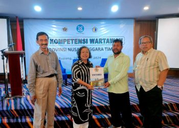 Dari kanan : Komisioner Dewan Pers Paulus Tri Agung Kristanto, Ketua JMSI NTT Robert Stevens Enok, Kaprodi FIKOM Utinomo Dr. Dra. Zulaikha, M.Si dan Koordinator penguji Unitomo di NTT, Syaiful Anam yang juga Ketua JMSI Jatim.
(Foto : ist)