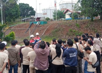 Anggota FJM Jambi di lokasi MGS Pertamina EP Field Jambi, Kenali Asam. (Foto : Rolan - sinarjambi.com)