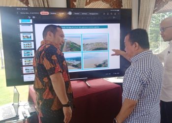 Al Haris menjelaskan kondisi kawasan Ujung Jabung kepada Riza (kiri) dan Purnomo. (Foto : Rolan - sinarjambi.com)