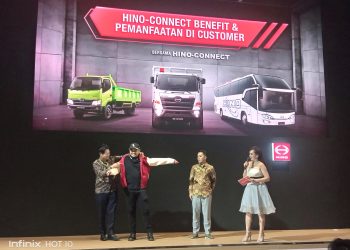 Tomoki Hattori memasangkan jaket kepada Bambang. (Foto : Rolan - sinarjambi.com)