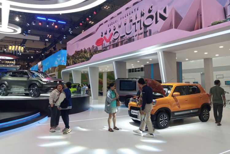 Booth Suzuki Indonesia di GIIAS 2024, Tempat Berburu Mobil Baru Idaman Dengan Harga Terbaik. (Foto : Rolan - sinarjambi.com)
