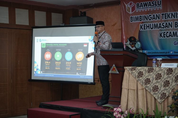 Kadis Kominfo Kota Jambi Bagikan Kiat Kehumasan Pada Bimtek Panwascam se-Kota Jambi. (Foto : ist)