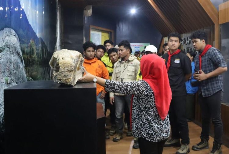 54 Mahasiswa Geologi Lakukan Camp Fosil di Merangin. (Foto : ist)