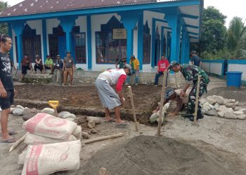 Babinsa Bumi Agung Kedurang Bersama Warga Gotong Royong Membangun Masjid. (Foto : ist)