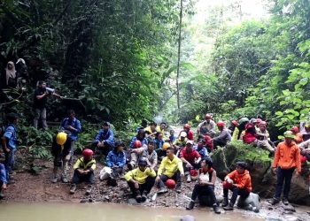 54 Mahasiswa Geologi Takjub Dengan Goa Sengering. (Foto : ist)