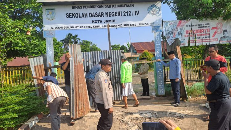 Warga Sambut Gembira Pagar SDN 212 Dibuka. (Foto : ist)