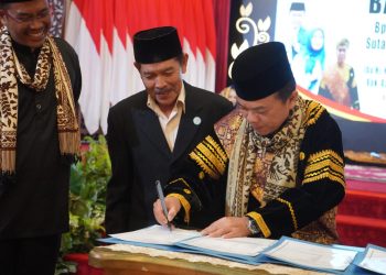 Gubernur Al Haris dan Hesnidar Dianugerahi Gelar Adat Nagari Paninggahan Solok. (Foto : ist)