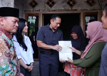 Terima Sertipikat Tanah Elektronik Satu Lembar dari Menteri AHY. (Foto : ist)