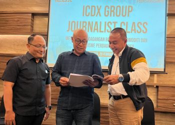 Anang Eko Wicaksono, Corporate Secretary ICDX (kiri) bersama
Fajar Wibhiyadi, Direktur Utama ICDX
(tengah) dan Giri Hatmoko, Head of Corporate Communication ICDX. (Foto : ist)