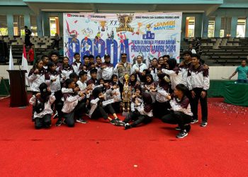 Kota Jambi Juara Umum POPDA 2024, Sekda A Ridwan Terima Tropi Juara Umum. (Foto : ist)