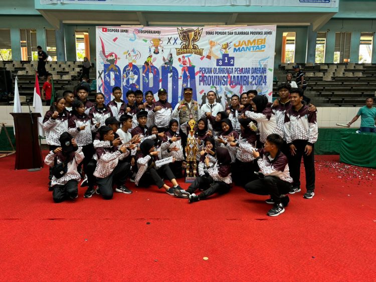 Kota Jambi Juara Umum POPDA 2024, Sekda A Ridwan Terima Tropi Juara Umum. (Foto : ist)