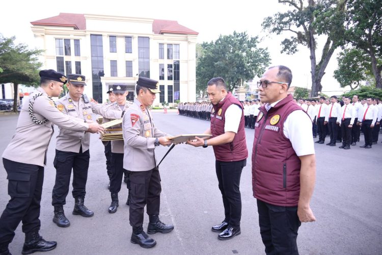 Kapolda Jambi Beri Penghargaan Ke Personel Berprestasi. (Foto : ist)