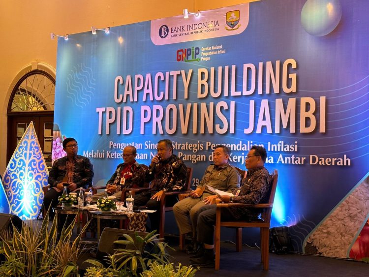 Sekda Kota Jambi A Ridwan Menjadi Nara Sumber Capacity Building TPID di Yogyakarta. (Foto : ist)