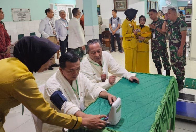 Haris - Sani saat pemeriksaan kesehatan di RS dr Bratanata Jambi. (Foto : ist)