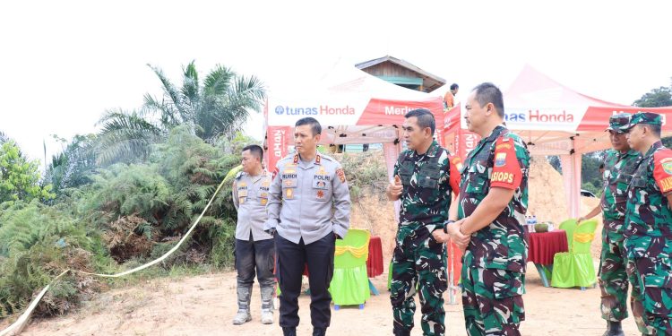 Kapolda Jambi - Danrem Gapu Cek Pos Karhutla di Taniabbar. (Foto : ist)