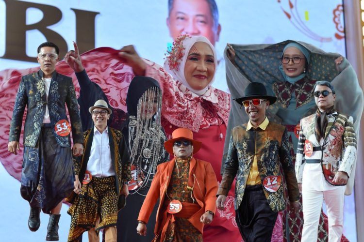 Buka Fashion Show Batik Jambi, Sekda Harap Jadi Momentum Cinta Produk Lokal. (Foto : ist)