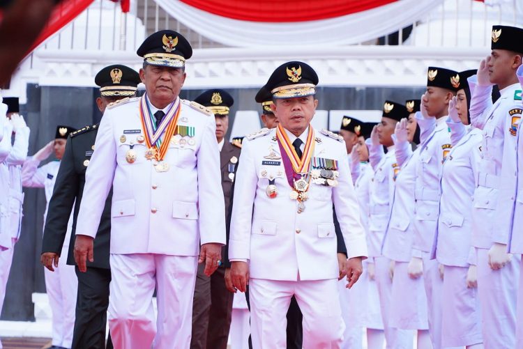 Hadiri Upacara Penurunan Bendera, Gubernur Al Haris Tegaskan Bangun Bangsa Dengan Persatuan. (Foto : ist)