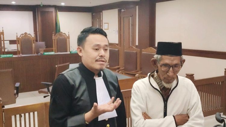 Saad Fadhil Sa’di didampingi kuasa hukumnya Adnan Parangi di Pengadilan Negeri Jakarta Pusat, Rabu 14 Agustus 2024. (Foto: Ist)