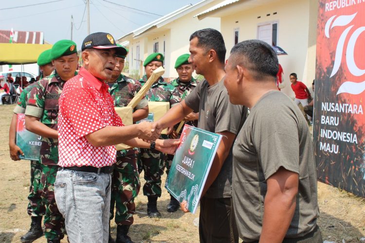 Brigjen TNI Rachmad Serahkan Kunci Rumah Milik Personel Korem Gapu di TWP AD Mendalo Residence. (Foto : ist)