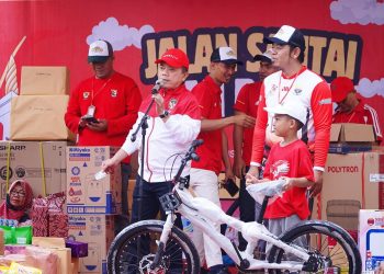 Gubernur Al Haris Hadir Meriahkan Kemerdekaan RI Bersama LDII Jambi, Berikan Hadiah Sepeda Listrik. (Foto : ist)