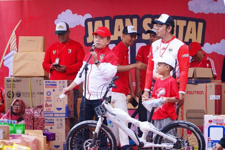 Gubernur Al Haris Hadir Meriahkan Kemerdekaan RI Bersama LDII Jambi, Berikan Hadiah Sepeda Listrik. (Foto : ist)