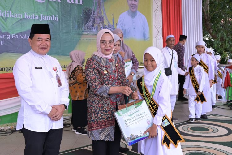 Pj Wali Kota Jambi Wisuda Ribuan Hafidz Hafidzah Cilik Penghafal Alquran. (Foto : ist)