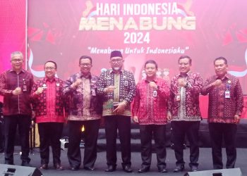 Sudirman (tengah) bersama Yudha Nugraha Kurata (tiga kanan) saat penutupan HIM 2024. (Foto : Rolan - sinarjambi.com)