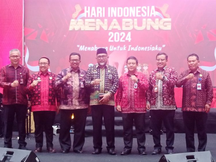 Sudirman (tengah) bersama Yudha Nugraha Kurata (tiga kanan) saat penutupan HIM 2024. (Foto : Rolan - sinarjambi.com)