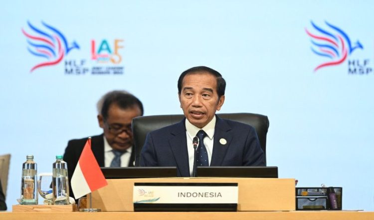 Presiden Joko Widodo menyampaikan pandangannya saat Joint Leaders Session Indonesia-Africa Forum (IAF) II and High-Level Forum on Multi-Stakeholder Partnerships (HLF MSP) di Nusa Dua, Bali, Senin (2/9/2024). Forum HLF MSP and Indonesia-Africa Forum II tersebut menyelenggarakan 12 event secara paralel dan 17 event pendamping yang dihadiri delegasi dari 24 negara. ANTARA FOTO/Media Center IAF II-HLF MSP/Galih Pradipta/nym.