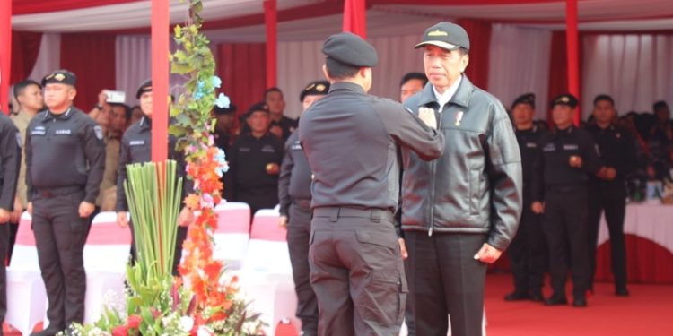 Bersama Presiden RI, Menteri AHY Peroleh Brevet Kehormatan Hiu Kencana dari TNI AL. (Foto : ist)