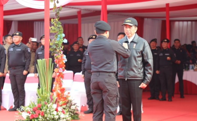 Bersama Presiden RI, Menteri AHY Peroleh Brevet Kehormatan Hiu Kencana dari TNI AL. (Foto : ist)