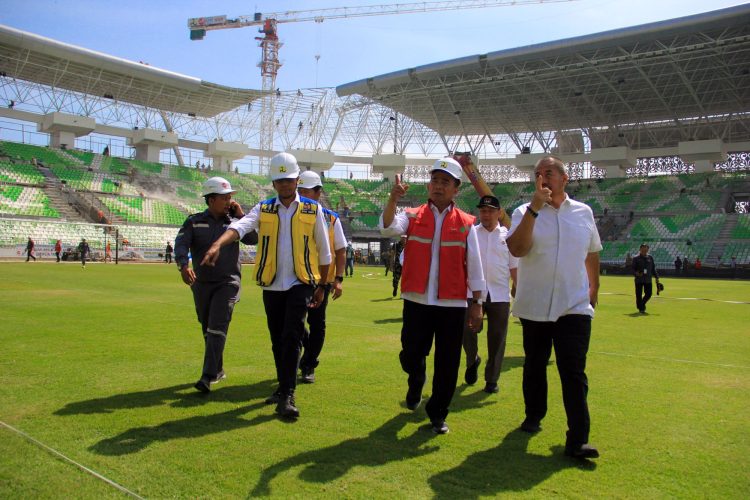 Menteri Koordinator Bidang Pembangunan Manusia dan Kebudayaan (PMK) Muhadjir Effendy (tengah) didampingi Kepala Dinas Pemuda dan Olahraga Sumatera Utara Baharuddin Siagian (kanan) meninjau progres pembangunan Stadion Utama Sumatera Utara untuk PON XXI Aceh-Sumut di Desa Sena, Kabupaten Deli Serdang, Sumatera Utara, Kamis (5/9/2024). (Foto : ANTARA FOTO/Yudi Manar/aww)