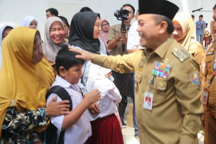 Diserahkan Gubernur Al Haris, 1.259 Siswa Tidak Mampu di Kota Jambi Terima Bantuan Dumisake Pendidikan. (Foto : ist)