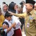 Diserahkan Gubernur Al Haris, 1.259 Siswa Tidak Mampu di Kota Jambi Terima Bantuan Dumisake Pendidikan. (Foto : ist)