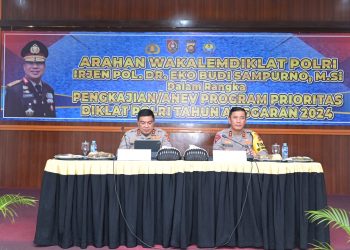 Didampingi Irjen Rusdi Hartono, Wakalemdiklat Polri Beri Arahan ke Personel Polda Jambi. (Foto : ist)