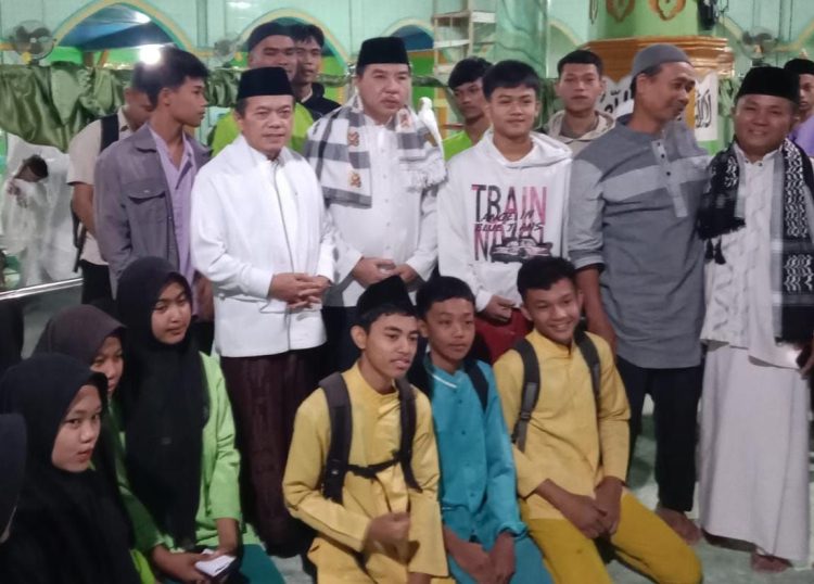 Pj Bupati Merangin Dampingi Gubernur Shubuh Jemaah di Kungkai. (Foto : ist)