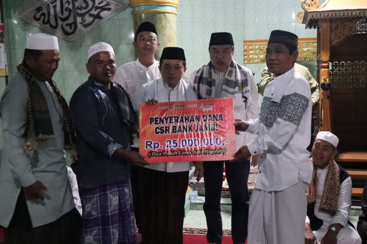 Gubernur Jambi Al Haris Subuh Keliling di Masjid Raya Baitusalam, Serahkan Bantuan dan Santunan. (Foto : ist)