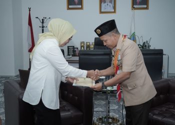 Kwarnas Gerakan Pramuka Berikan Lencana Darma Bakti Kepada Pj Wali Kota Jambi. (Foto : ist)