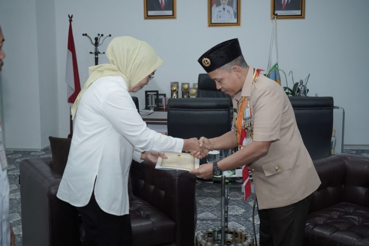 Kwarnas Gerakan Pramuka Berikan Lencana Darma Bakti Kepada Pj Wali Kota Jambi. (Foto : ist)