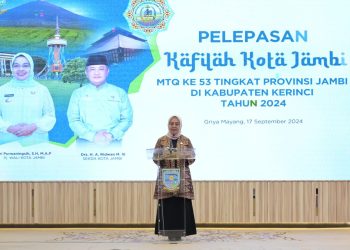 Pj Wali Kota Jambi Sri Purwaningsih lepas kontingen MTQ. (Foto : ist)