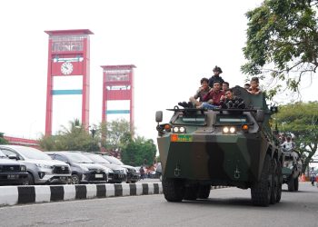 Keseruan Keliling Kota Palembang Naik Alutsista Kodam II/Swj. (Foto : ist)