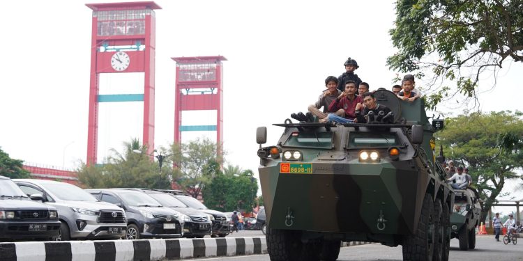 Keseruan Keliling Kota Palembang Naik Alutsista Kodam II/Swj. (Foto : ist)